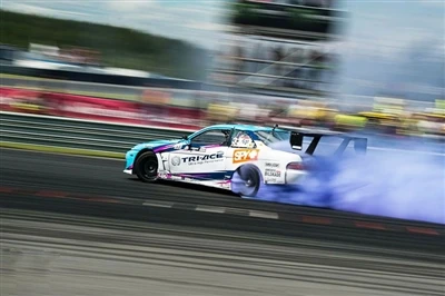 Racing King, на състезателно ниво, осигурява силно сцепление, за да даде възм...